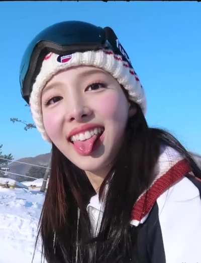 201230 - Nayeon blep