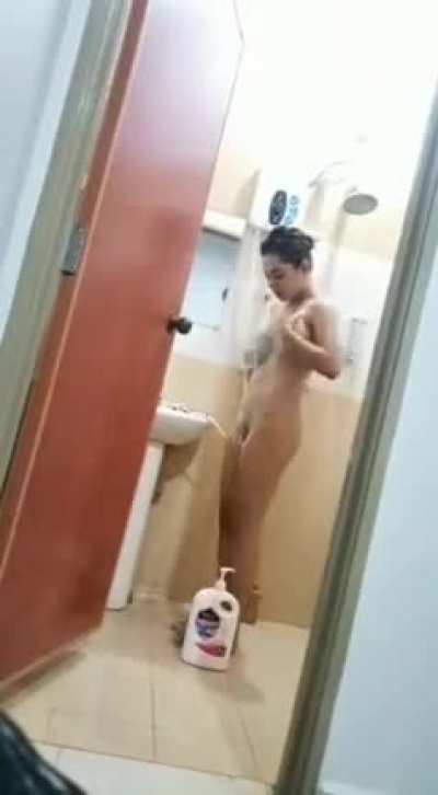 Bella Nazree mandi bukak pintu takot mndi sorang2