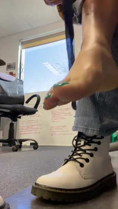 A little office outfit change for u/ADoc57 who gifted me these nylon socks! Can’t wait to get them sweaty for you to enjoy.
