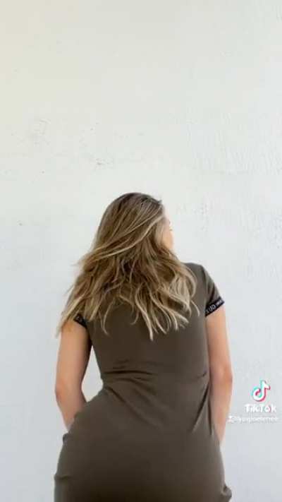 Latina twerk