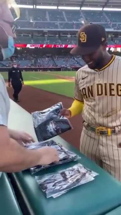 Dude finally got to meet his Warzone teammate who turned put to be a San Diego Padres player