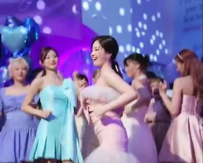 Dahyun vibing on 