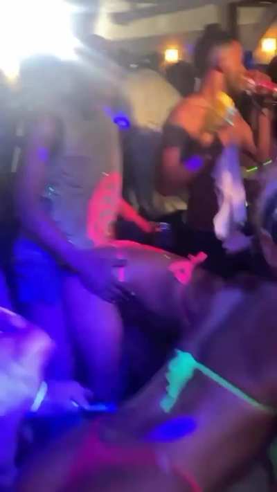 9vinhas fazendo crescer o PIB com a alta da cotação de bumbum no baile.