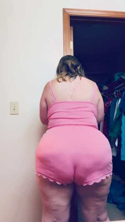 Dive head first into my Giant Ass you pathetic tiny, & keep eating and sniffing all my rancid gas until I say you can stop 😈