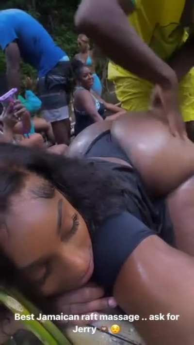 Why she bending over like that? 😩
