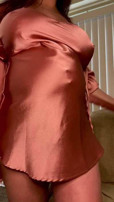 preggo strip tease😏