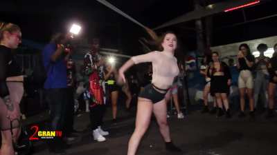 She can do more than just ordinary twerk moves