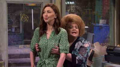 Heidi Gardner getting groped on SNL (2021)