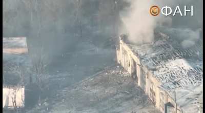 RU pov: Wagner PMCs allegedly hit a house with UA soldiers in it. Location supposedly eastern part of Bakhmut along Patrice Lumumba Street