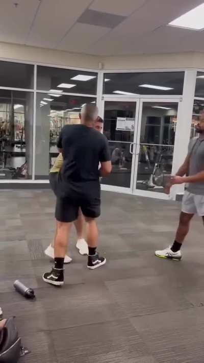 Gym fight over a damn cable machine lmao