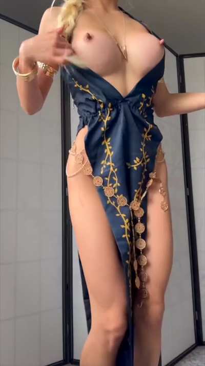 Queen Marika flexing her muscles (cosplay by peach<wbr>yazng<wbr>irly)