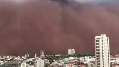 Tempestade de poeira que teve na minha cidade hoje - Uberlândia - MG. Primeira vez que vejo isso na minha vida.