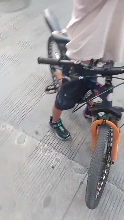 为什么高空<wbr>抛物要入刑<wbr>，这就是原<wbr>因，害人不<wbr>浅，小区高<wbr>空抛物砸到<wbr>小孩了，看<wbr>着太吓人了<wbr>。