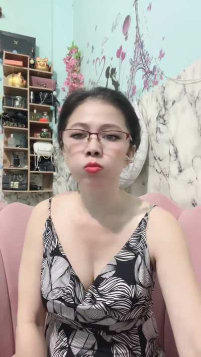 Sexy Vietnam MILF Bigo live