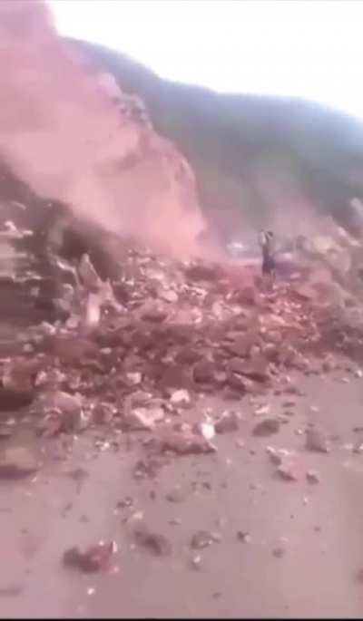Peru'da toprak kaymasını büyü yaparak durdu<wbr>rabil<wbr>eceği<wbr>ni iddia eden bir kadın, toprak altında kalarak hayatını kaybetti.