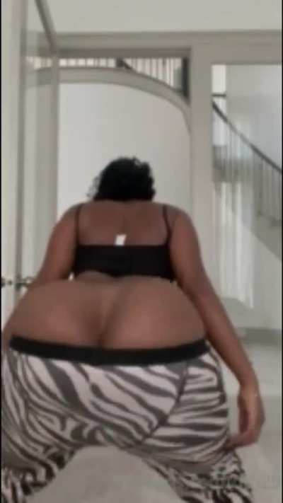 Booty clapping until her pants fall off
