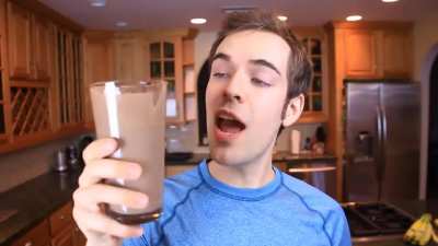 Sporcular için oldukça lezzetli bir protein shake tarifi, bayılacaksınız. Kaydetmeniz için yorumlara da yapılışını yazarım. (Kanalın ismi Jacksfilms, güzel kanaldır izlemenizi tavsiye ederim.)