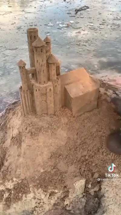 [No spoilers] This guy makes a sandcastle Red Keep, so cool.