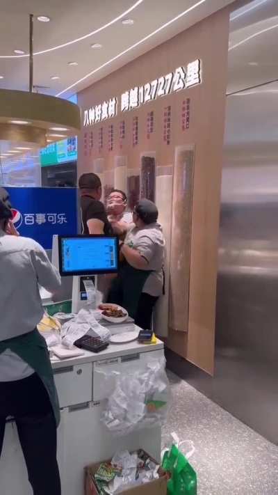 外卖员和商<wbr>家因为出餐<wbr>慢发生争吵<wbr>，外卖员一<wbr>冲动，亮刀<wbr>了。