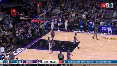 [Highlight] Kyrie Irving hits his first buzzer beater as a Maverick to give them the lead