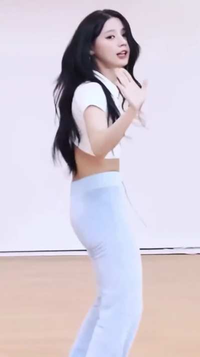 Miyeon looking fine 😍