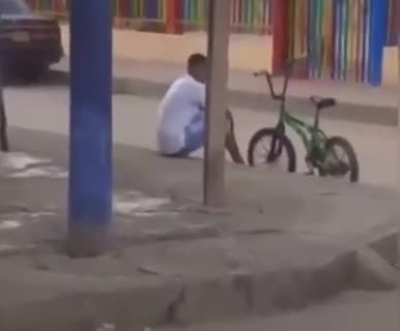 Guy over engineered his bicycle to fuck thieves.