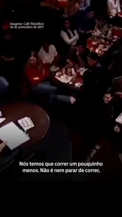 A psicanalista Maria Rita Kehl critica a ideologia de 'gostar do trabalho' como uma forma de mascarar a exploração