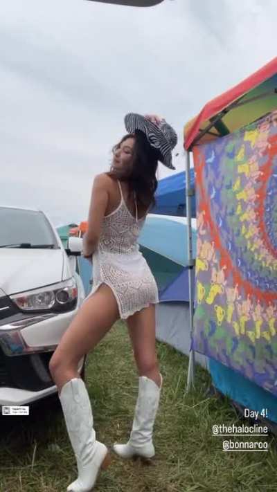jess kessie (cinipal) her left nip is out