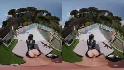 In dieser aufregenden Episode der Erwac<wbr>hsene<wbr>nunte<wbr>rhalt<wbr>ung spielt die sinnliche Valentina Nappi die G.I. JOE BARONESS und begeistert mit ihrer vollbusigen Erscheinung und ihrem unver<wbr>gleic<wbr>hlich<wbr>en Charme. Sie ist eine wahre Meisterin der Verführung und nimmt