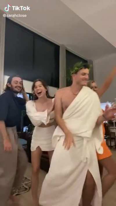 ignore the guys, serious Sarah underboob