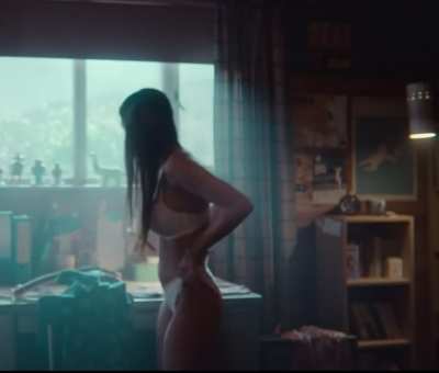 Mimi in her underwear