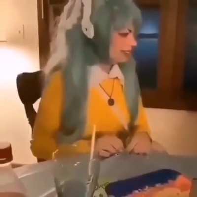 Jaja me encanta la expresion final de hatsume es como de 😧