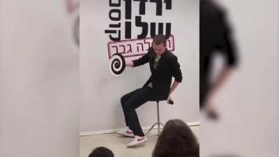 Guy hypnotizes the crowd