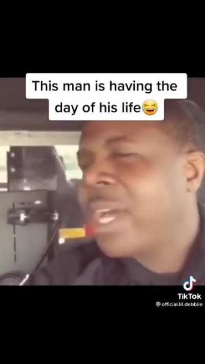 🤣🤣 Hij heeft de dag van zijn leven hahahahaha