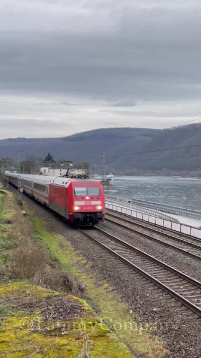 Die 101 075-0 mit einem Intercity unterwegs Richtung Koblenz Hauptbahnhof