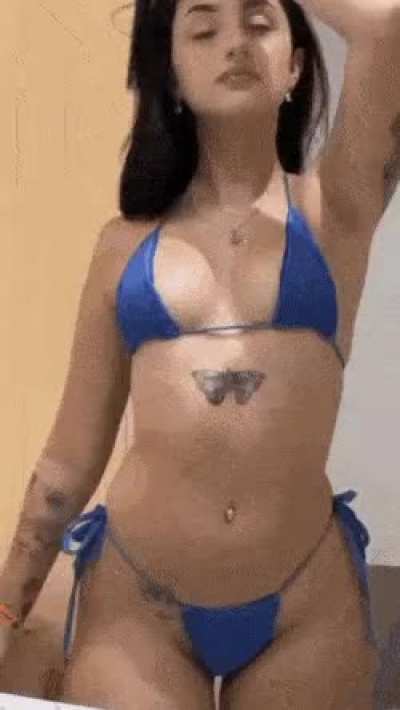 Gostosa de bikini.
