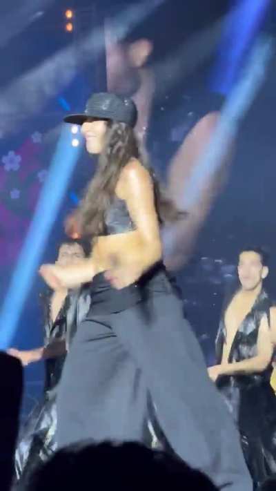 Nora Fatehi sizzling live