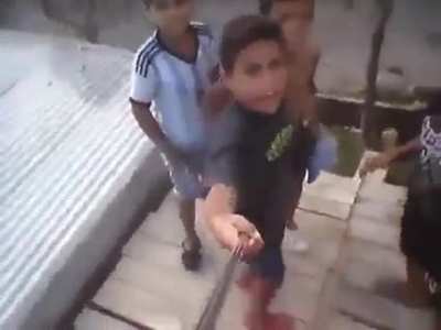 Um CLÁSSICO da coleção: Criança se fudendo