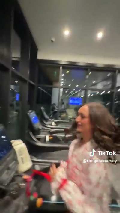 Why is she barefoot on a PUBLIC treadmill🤢