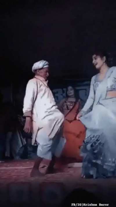 dada ki tisri taang kuch jyada hi chhoti reh gyi
