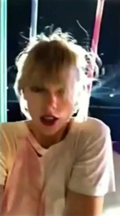 Braless Taylor 🤤