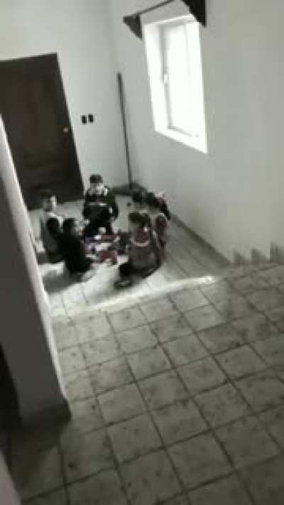 ja q tamo sem o mamaco pra fazer live, vai esse video random de um tio filho da put@ ai pro reddit