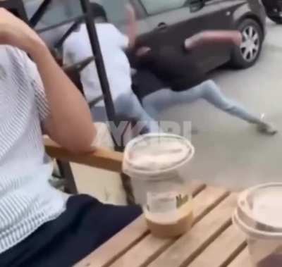 İzmir’de aynı saç traşlı bir grup, kafede oturan kızlara laf attı. Kız arkad<wbr>aşlar<wbr>ına laf atılmasına tepki gösteren genç “Buradan kalkalım” diyerek hareketlendi. Bu sırada laf atan grubun saldırısına uğradı.