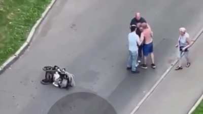 Man tries to take a woman's child in broad daylight