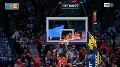[Highlight] Derrick Jones Jr takes flight in Denver for the ridiculous two-handed hammer