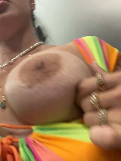 I think my tan line boobs look really cute here
