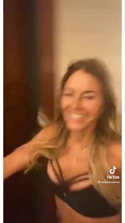 My girl Kelly bensimon, of course people love to talk shit in the comments but she’s still slaying 🔥🔥