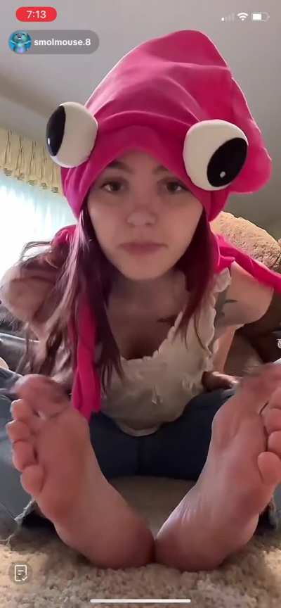 Cute girl @smolmouse.8 shows her soles and toes