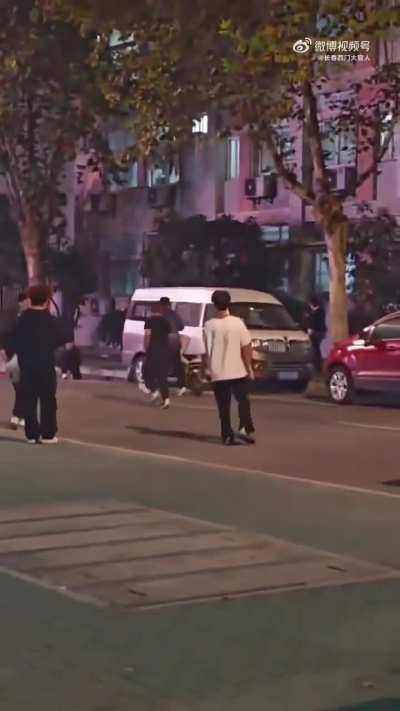 某地校园一<wbr>幕：我给你<wbr>花了那么多<wbr>钱，你对得<wbr>起我吗