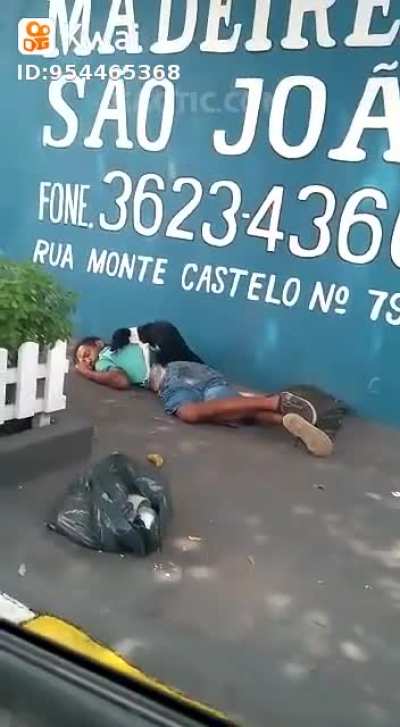 Köpke adamı çatır çutur sikiyor
